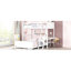 Lit superposé simple au-dessus d'un lit double avec bureau blanc - et conception pratique dans la chambre à coucher