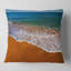 Coussin de plage blanc avec ondulations d’été-29561664