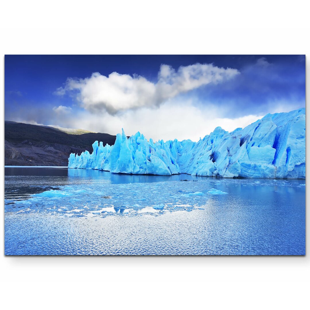 Leinwandbild Blauer Eisberg im Wasser in Argentinien