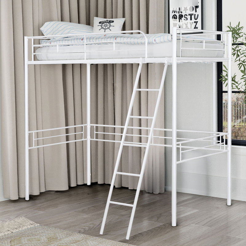 Lit mezzanine simple avec design contemporain, métal blanc, attaché, espace ouvert pour le rangement de la planche à neige avec dessous, structure en métal, fabrication en angle, prêt pour le matelas