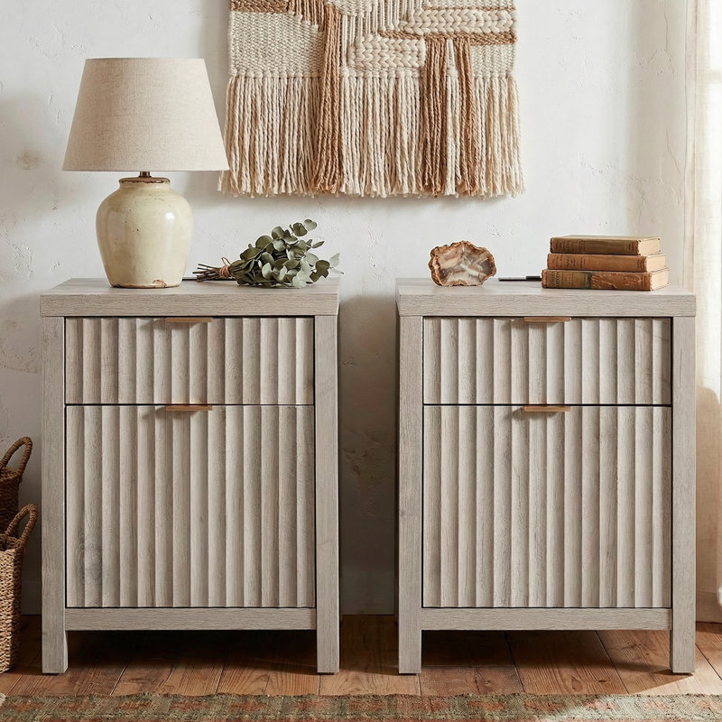 Table de chevet cannelée à 2 tiroirs avec prises intégrées Arrilla, Chêne pâle