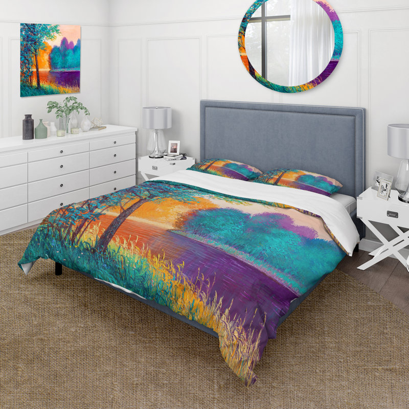 Ensemble de housse de couette en polyester coloré entre les arbres au crépuscule