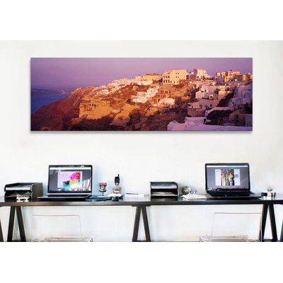 «Town on a Cliff, Santorini, Grèce» par Panoramic Images - Impression sur toile tendue sur châssis