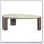 Table basse Dayana au fini blanc cassé et pieds en chêne, béton de fibres écologique avec un design durable et élégant pour les intérieurs modernes.