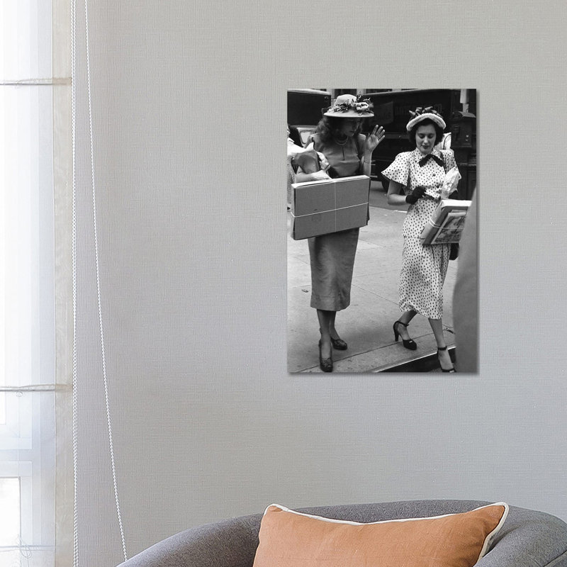 Charles James Story Women Holding Packages (NYC, 1949) by Ruth Orkin - Print on Canvas, 66.04 cm H x 45.72 cm W x 3.175 cm D