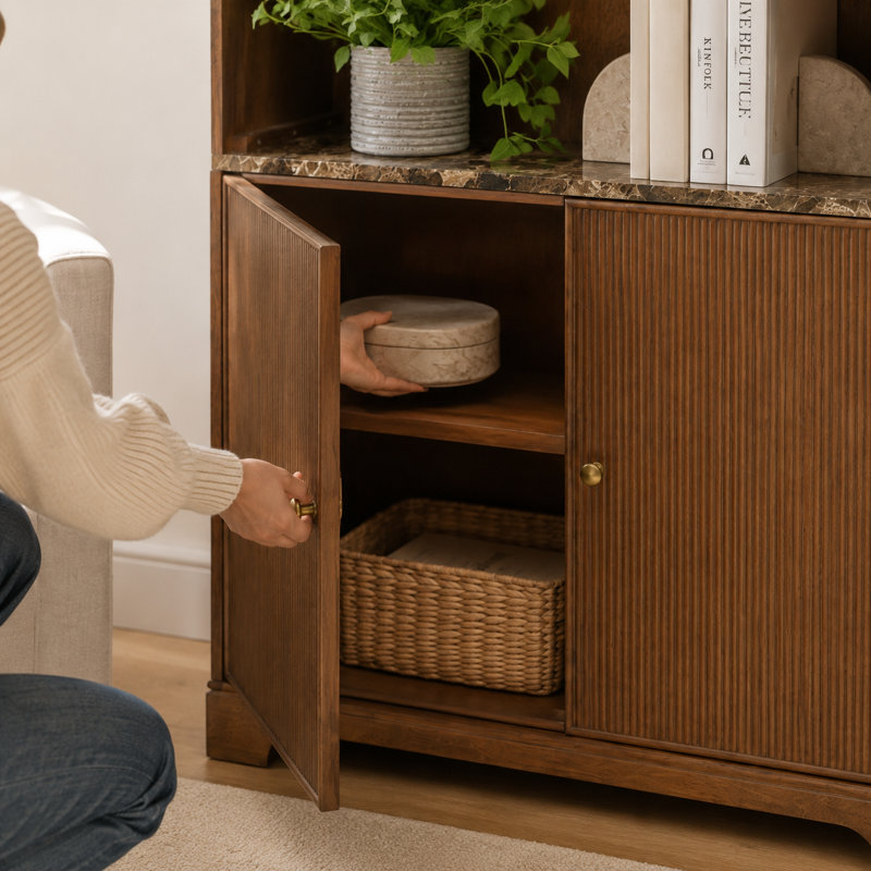 Bibliothèque haut Chambaud avec portes cannelées et comptoir en faux marbre, Walnut