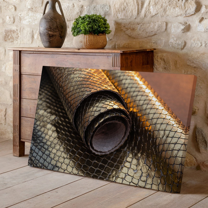 Toile, vue rapprochée d'une luxueuse pièce d'art mural roulée en cuir de serpent texturé doré présentant des échelles complexes et une toile murale
