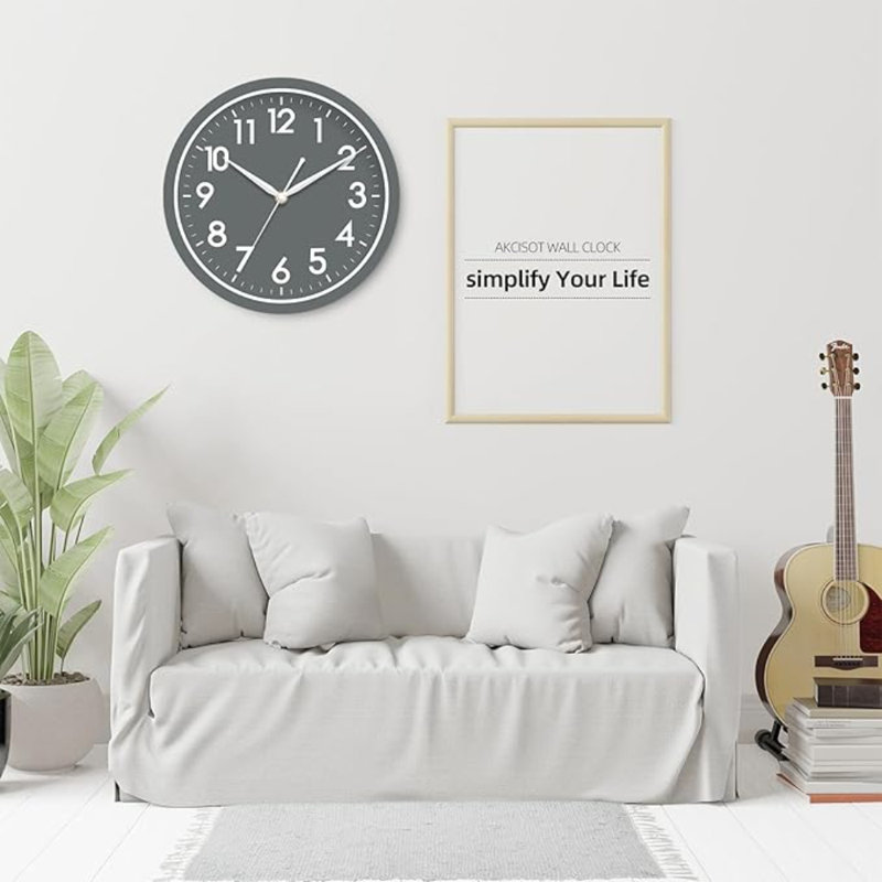 AKCISOT Horloge murale pour salle de bain, petite horloge murale analogique de 10 pouces à pile - Horloge décorative simple et silencieuse pour cuisine, chambre à coucher, bureau personnel, salon, école (gris)