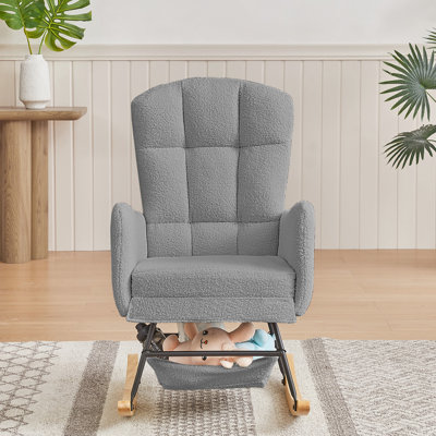 Fauteuil en tissu gris avec fonction berçante, structure en métal, pieds en bois massif, facile à installer et haut pour plus de confort, matériau doux, accoudoirs bien placés Assise confortable, détente, installation, expérience