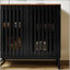 Armoire de style moderne avec porte à lattes rayée, panneau de fibres à densité moyenne de haute qualité et pieds en métal pour un rangement durable