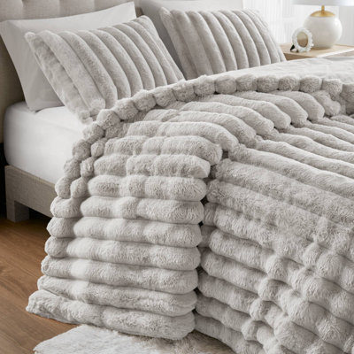 Jasmine Light Gray Ultrasoft Faux Fur 3-Piece Full/Queen Ribbed Comforter Set