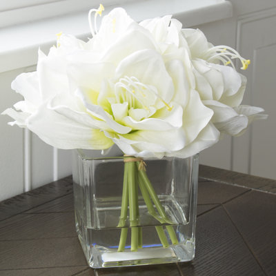 Arrangement floral de lys dans un vase