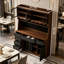 Armoire à café haute capacité: 6 tiroirs, 4 armoires avec tablettes réglables, panneau perforé intégré et prises de courant intégrées.