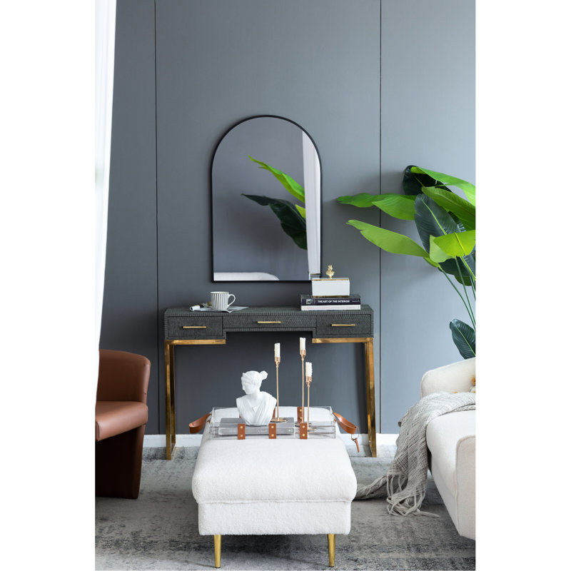 Le miroir mural avec cadre en métal arqué noir ajoute de l'élégance à toute pièce de 24 po x 36 po pour la salle de bain du vestibule
