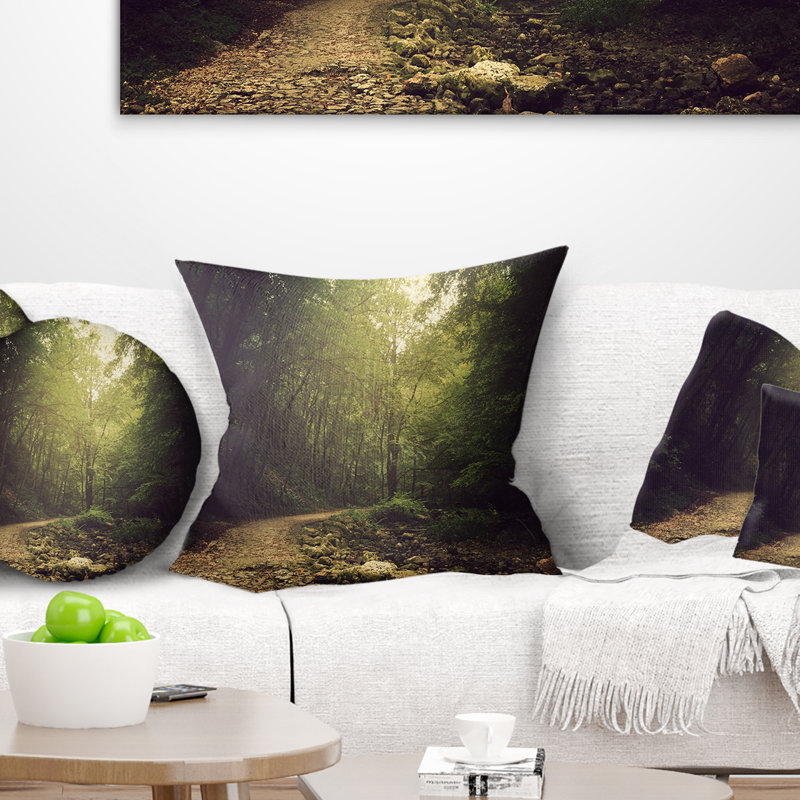 Un moyen sauvage dans le coussin de forêt foncé, 16 po x 1 po, Coussin décoratif