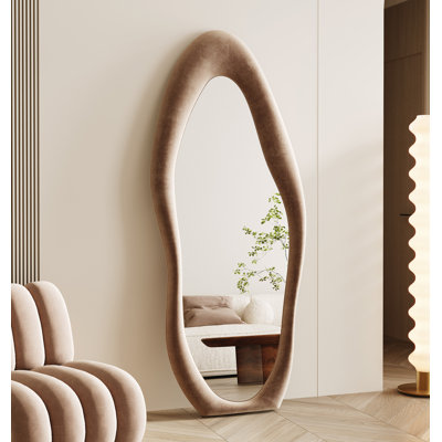 Miroir pleine longueur 63 po x 24 po, miroir ondulé irrégulier, miroir de plancher arqué, miroir mural suspendu ou appuyé contre le mur pour la chambre à coucher, miroir en bois enveloppé de flanelle