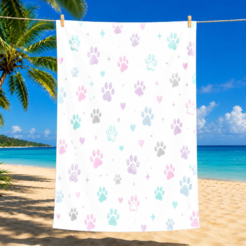 1 pièce Adorable serviette de plage à empreintes de pattes, avec des imprimés pastel et des cœurs sur fond blanc, parfaite pour la natation, les voyages et le design unisexe.