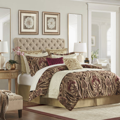 Édredon 4 pièces pour très grand lit. Conception. Chenille et taies décoratives. Jupe de lit au look enchanteur. Fermeture à glissière cachée. . Nettoyage à sec et lavage en machine. Motif importé. Attrayant