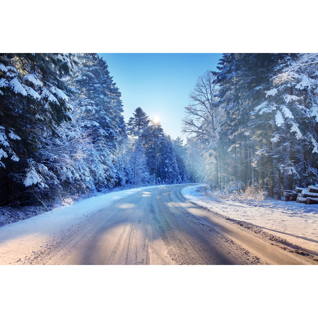 Kurvige Landstraße - Verschneiter Winter von Konradlew - Druck auf Leinwand ohne Rahmen