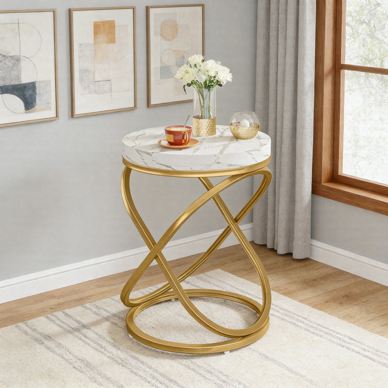 Table de bout ronde avec plateau en faux marbre et structure en métal doré, canapé de 26 po de hauteur et table de chevet