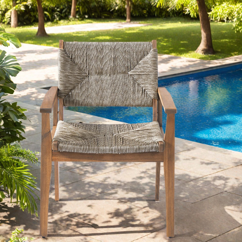 Chaises de patio robustes en bois d'acacia et en osier, idéales pour les petits espaces