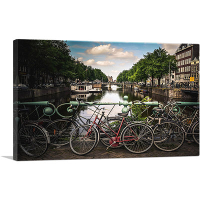 «Bikes on a Bridge Canal of Amsterdam Pays-Bas», reproduction de photo sur toile tendue
