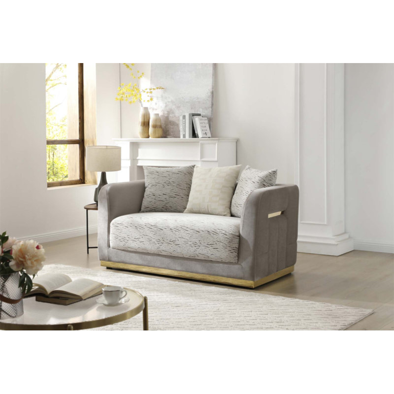 Causeuse luxueuse en chenille de velours avec structure en bois franc et bordure dorée élégante, parfaite pour le confort et le style dans n'importe quel salon