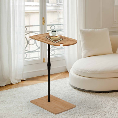 Table de canapé réglable en bambou avec un design ovale en forme de C.