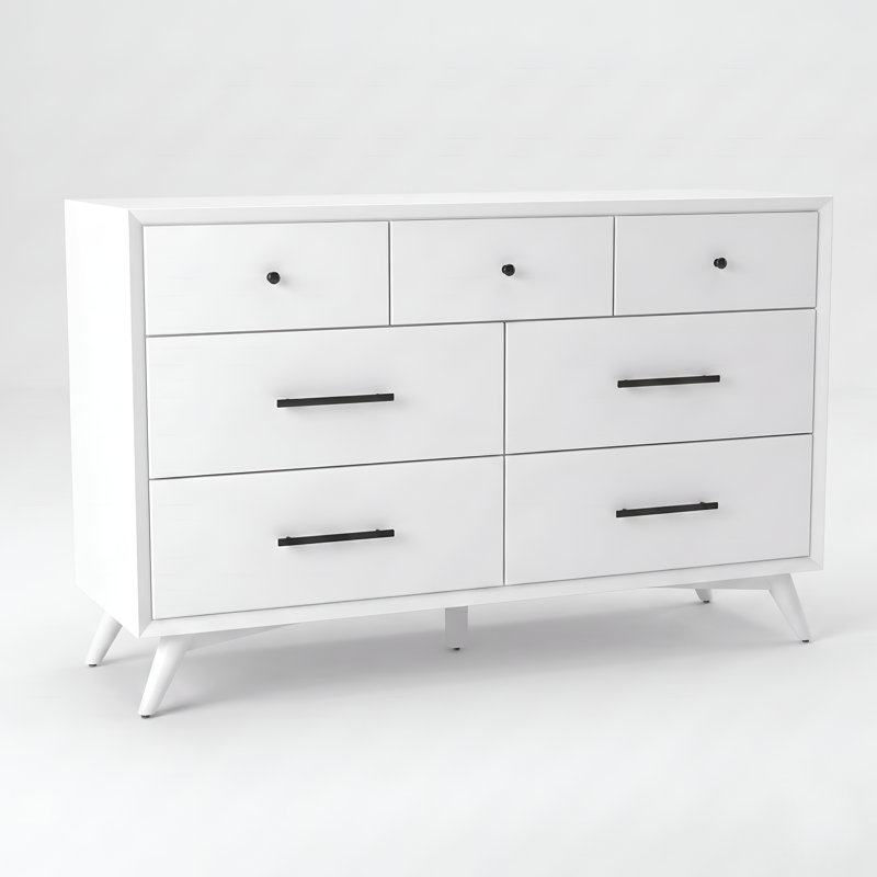 Commode blanche moderne du milieu du siècle à 7 tiroirs, en bois massif et MDF, avec quincaillerie en métal noir.