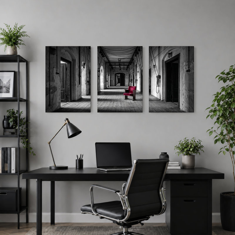 Ensemble de 3 chaises en velours rouge dans un couloir abandonné, H 18 po x l 12 po x 3 pièces