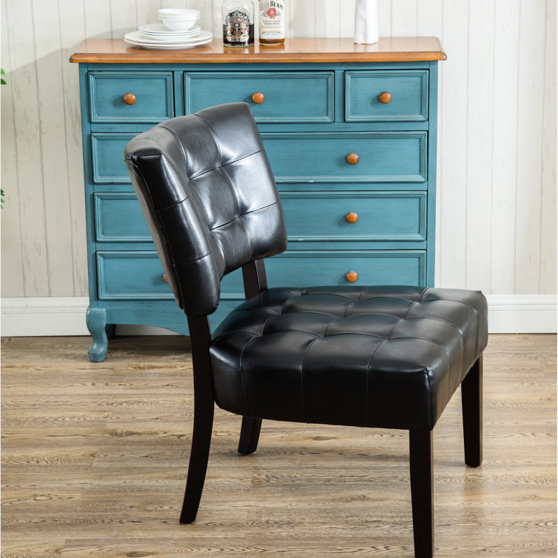Chaise surdimensionnée noire avec similicuir et pieds