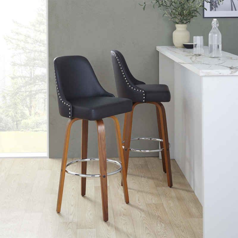 Ensemble de 2 tabourets pivotants de 30 pouces à hauteur fixe avec structure en bois de noyer, siège en similicuir noir, garniture cloutée chromée et repose-pieds rond en métal pour un confort stable.