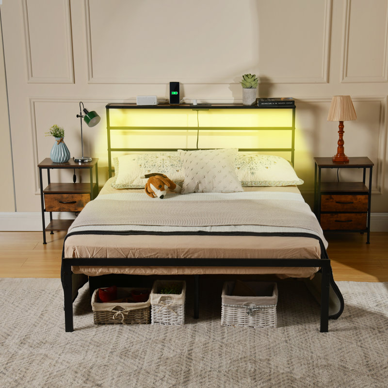 Base de lit double pleine grandeur en métal, sommier de lit robuste avec sommier avec tablette de tête de lit, rangement sous le lit et station de charge, assemblage facile