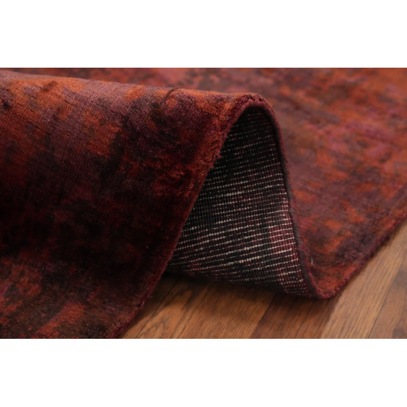 Motif artistique complexe sur un tapis rustique moderne 7 x 10