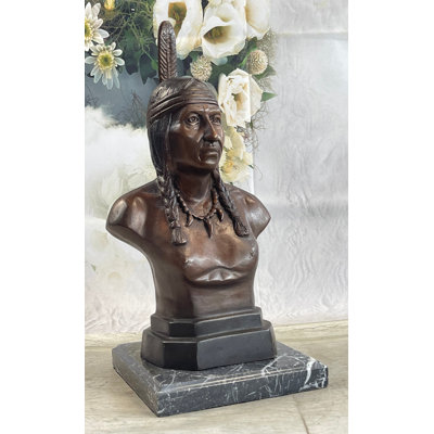 Statue amérindienne aux cheveux tressés