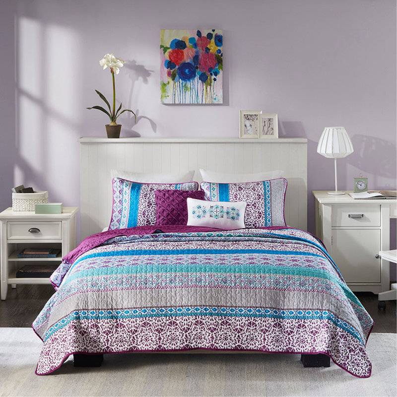 Reversible Quilt Set With Throw Pillows, Full/Queen Quilt + 4 Additional Pieces