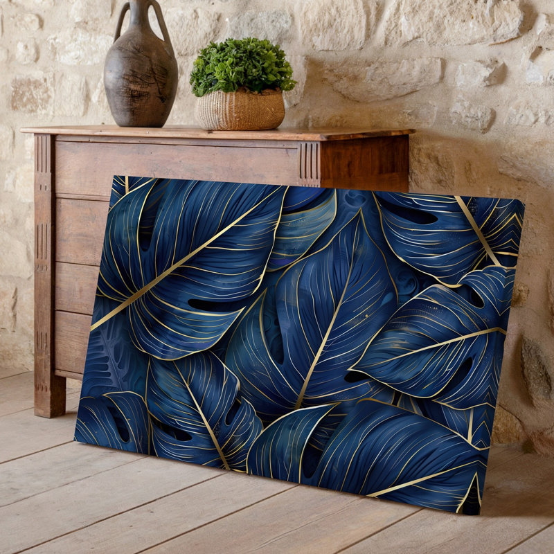 Toile, un luxueux gros plan de feuilles élégamment conçues avec un art mural riche, des tons de bleu marine contrastant avec une toile dorée complexe