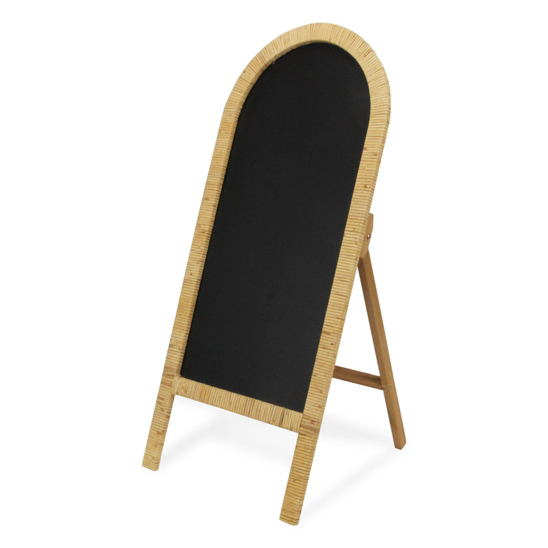 Tableau noir courbé debout enveloppé de rotin, H 40,25 po x l 16,75 po
