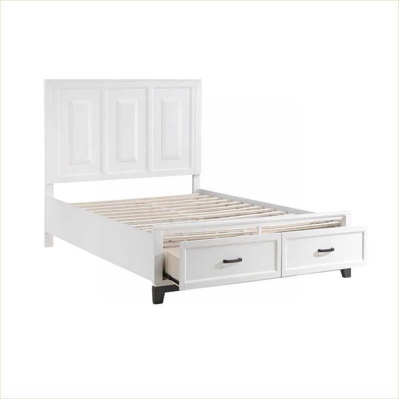 Grand lit plateforme en bois blanc doux avec tiroirs de rangement au pied de lit pour une chambre à coucher résidentielle