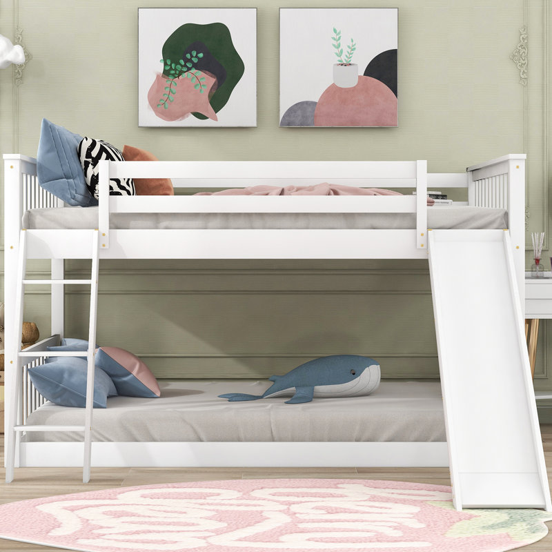 Lit double superposé avec glissade et mobilier de chambre à coucher blanc