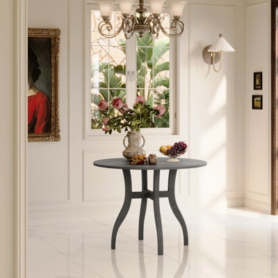 Table de salle à manger ronde en chêne gris de 100 cm (39,4 po) avec finition patinée à la main, favorisant les échanges conviviaux. Son grain floral naturel la rend idéale pour les repas intimes.