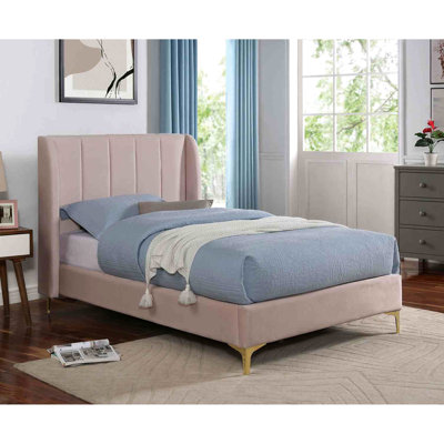 Lit simple en rose, style contemporain, design à oreilles, entièrement rembourré, pieds en métal doré, tissu velours rose pour la taille, tête de lit, capitonnage à rainures, revêtement, revêtement