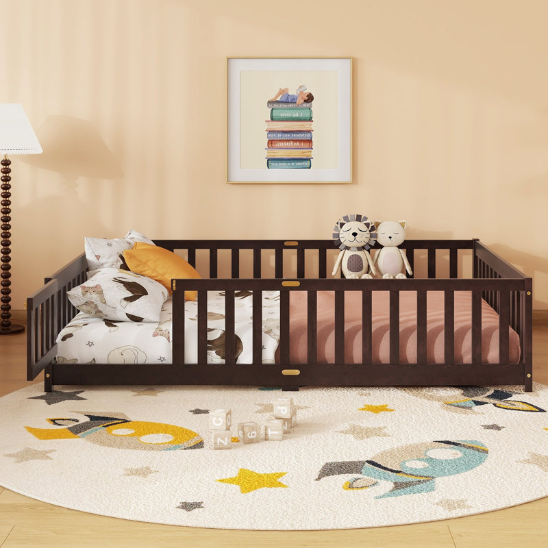 Lit plateforme en bois d'hévéa avec clôture et porte Kolia, Brown