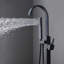 Robinet de baignoire à fixation au sol en laiton avec douche à main et design attrayant - baignoire noire matte