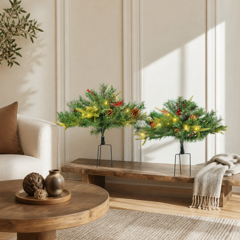Paquet de 2 arbres de Noël artificiels sans cordon avec 69 branches, 2 lumières à DEL blanc chaud, baies rouges, pommes de pin, pour entrée extérieure, vert
