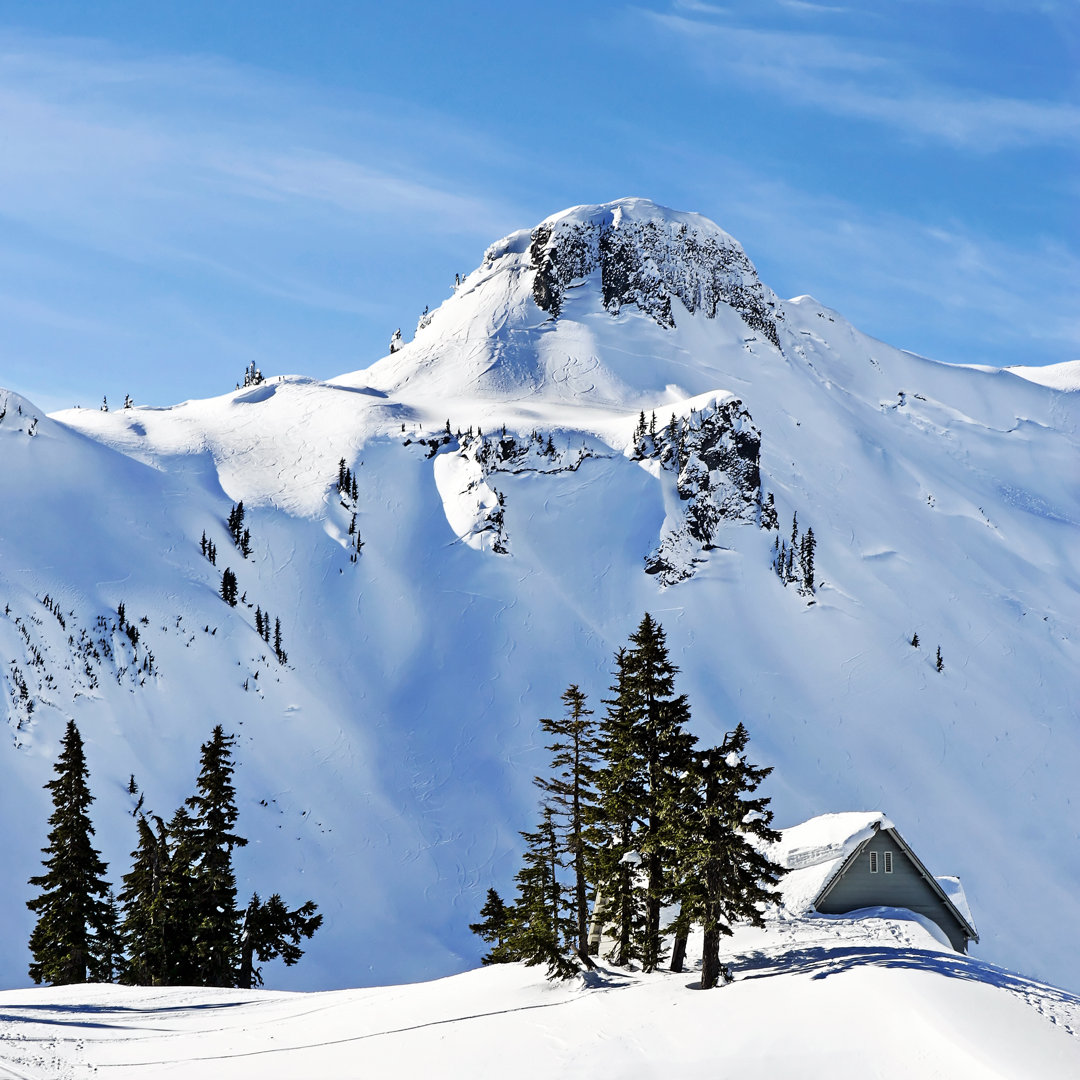 Winterliche Berghütte von Sharplydone - Leinwandbild