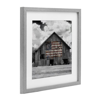 Drapeau des États-Unis, impression de grange monochrome encadrée sous verre, design par Decent Exposures
