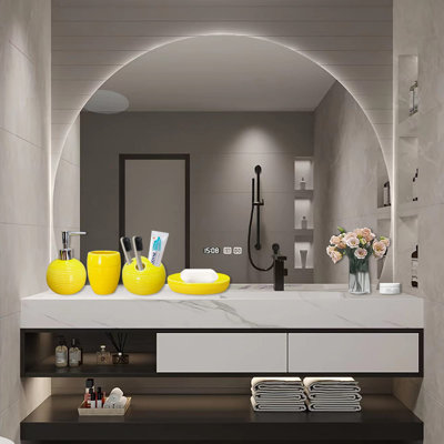 Ensemble d'accessoires de salle de bain 4 pièces en céramique jaune, comprenant un porte-brosse à dents, un distributeur de lotion, un porte-savon et un gobelet.