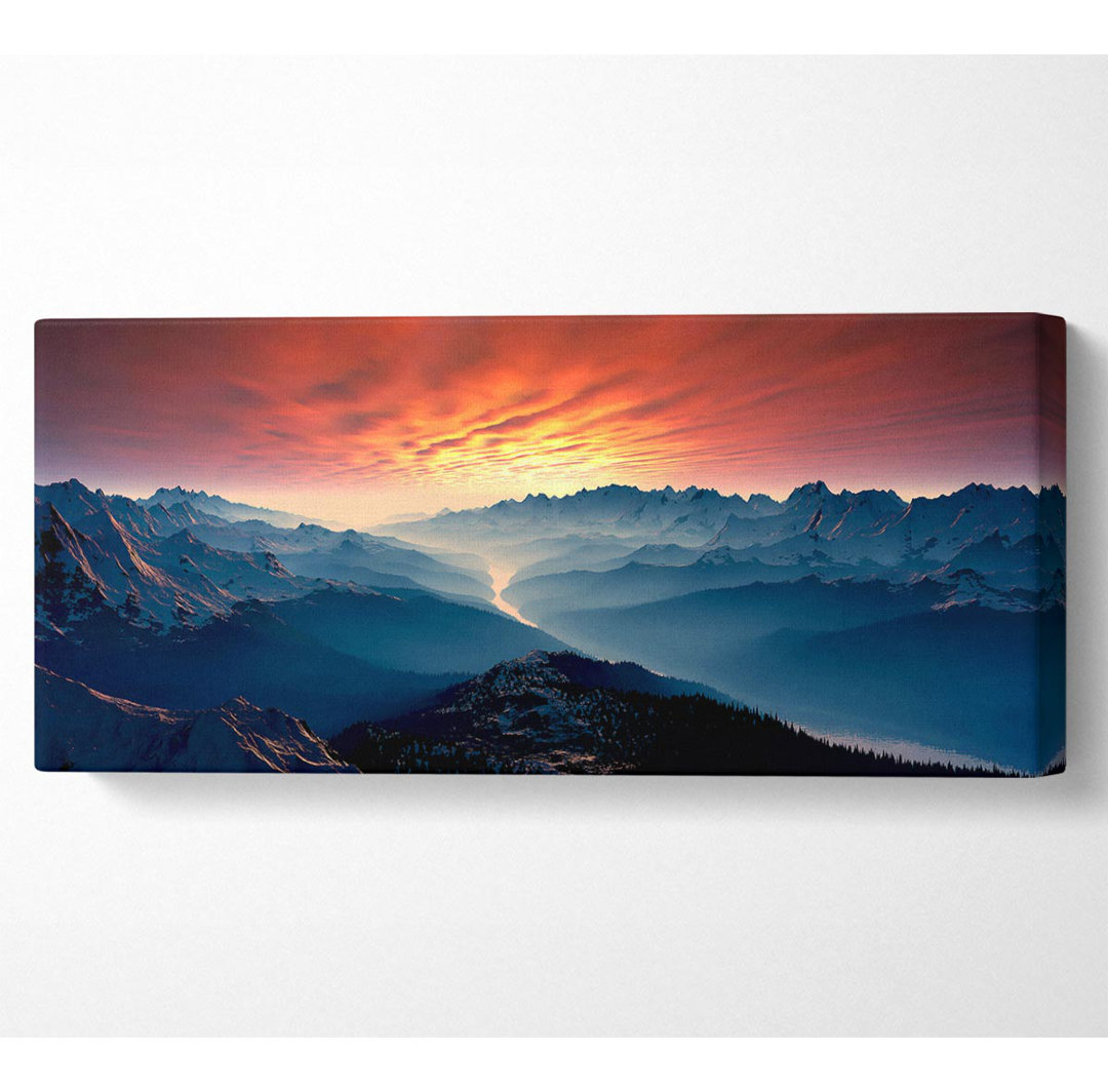 Atemberaubende schneebedeckte Berge im ersten Licht - Panorama-Kunstdrucke auf Leinwand