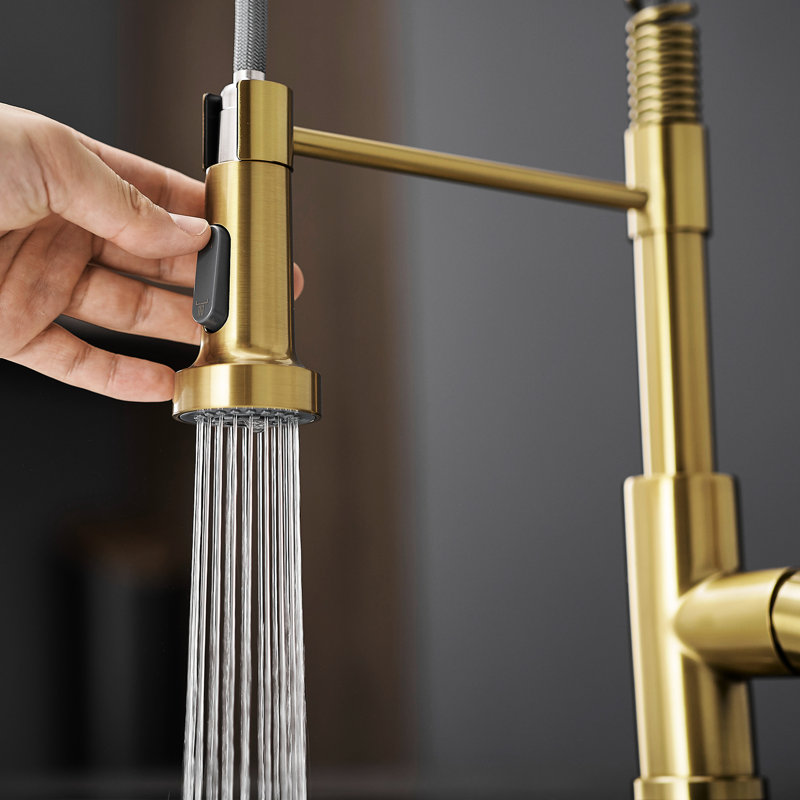 Robinet de cuisine escamotable en or brossé, acier inoxydable, poignée simple, caractéristique pour la stabilité du débit d'eau aérée
